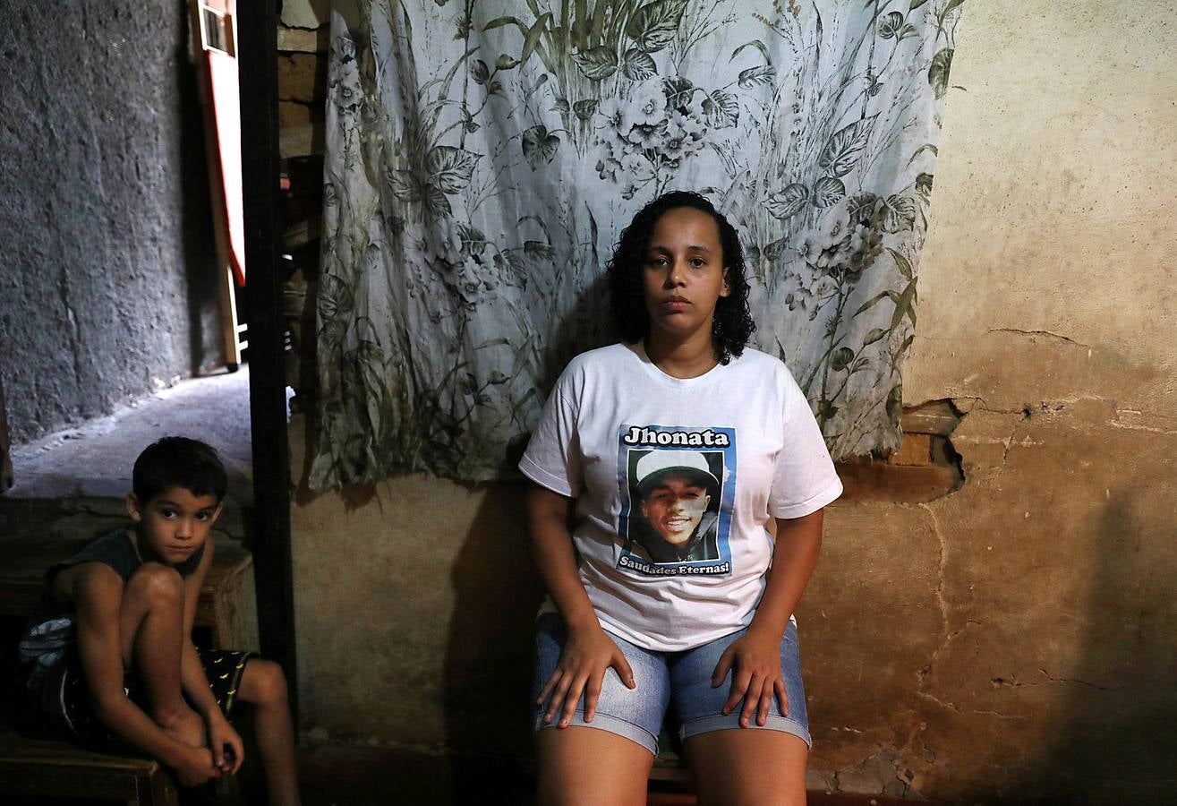 Hace unos pocos meses, Eduarda Lopes, de 13 años (en un tobogán con un móvil en las manos), vio cómo a su madre, Valdilene, la mataba una bala perdida en el barrio de Manguinhos en Río de Janeiro. Una de tantas muertes absurdas fruto de una violencia creciente que atrapa a Brasil en el incesante fuego cruzado entre pandillas y policías. Sólo en el estado de Río se han producido más de 4.500 asesinatos durante los primeros ocho meses de 2018, un 6 % más que en el mismo período de 2017.