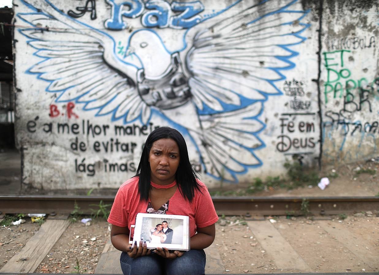 Hace unos pocos meses, Eduarda Lopes, de 13 años (en un tobogán con un móvil en las manos), vio cómo a su madre, Valdilene, la mataba una bala perdida en el barrio de Manguinhos en Río de Janeiro. Una de tantas muertes absurdas fruto de una violencia creciente que atrapa a Brasil en el incesante fuego cruzado entre pandillas y policías. Sólo en el estado de Río se han producido más de 4.500 asesinatos durante los primeros ocho meses de 2018, un 6 % más que en el mismo período de 2017.