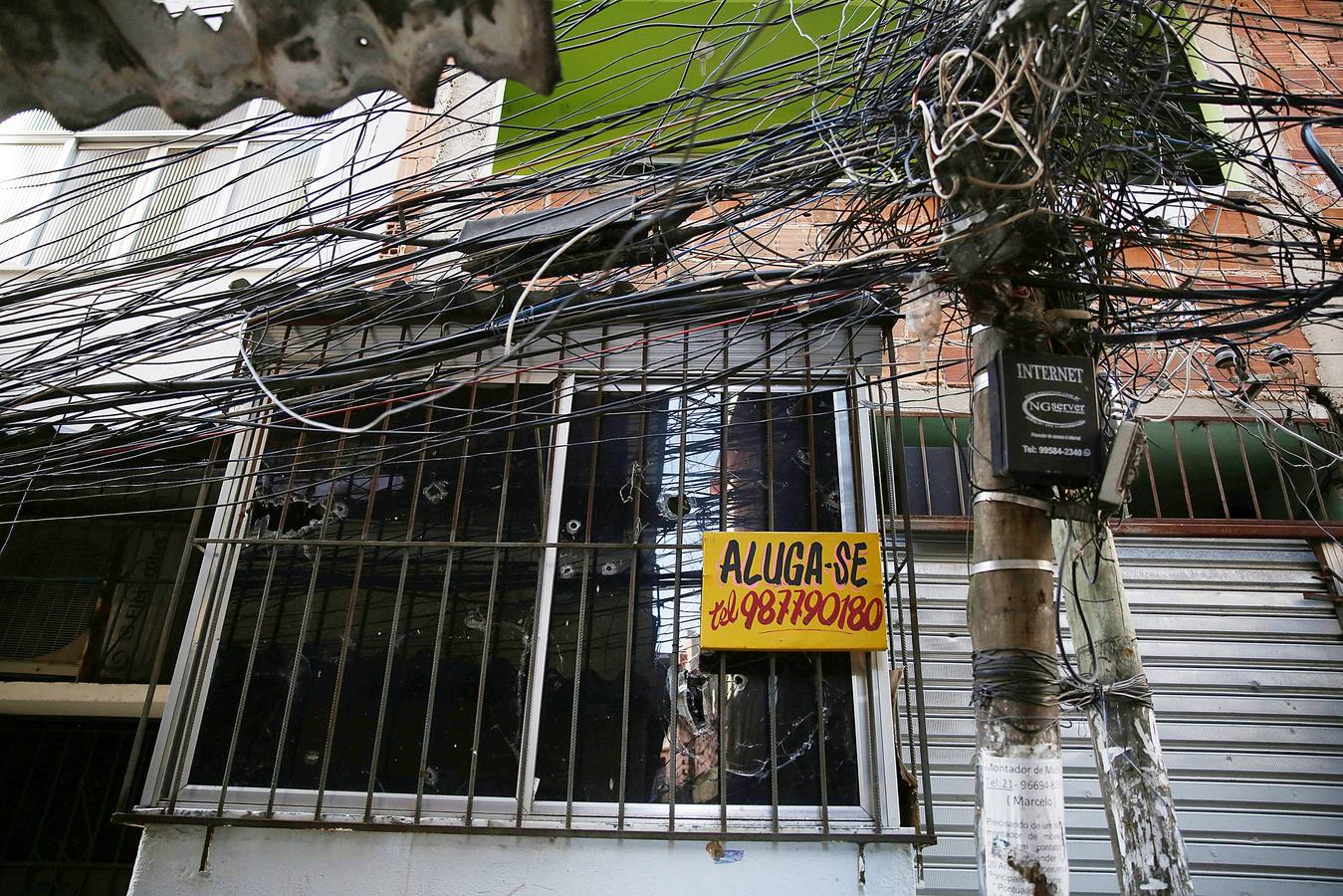 Hace unos pocos meses, Eduarda Lopes, de 13 años (en un tobogán con un móvil en las manos), vio cómo a su madre, Valdilene, la mataba una bala perdida en el barrio de Manguinhos en Río de Janeiro. Una de tantas muertes absurdas fruto de una violencia creciente que atrapa a Brasil en el incesante fuego cruzado entre pandillas y policías. Sólo en el estado de Río se han producido más de 4.500 asesinatos durante los primeros ocho meses de 2018, un 6 % más que en el mismo período de 2017.