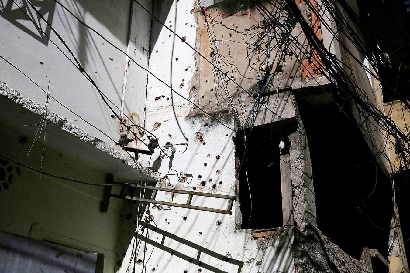 Hace unos pocos meses, Eduarda Lopes, de 13 años (en un tobogán con un móvil en las manos), vio cómo a su madre, Valdilene, la mataba una bala perdida en el barrio de Manguinhos en Río de Janeiro. Una de tantas muertes absurdas fruto de una violencia creciente que atrapa a Brasil en el incesante fuego cruzado entre pandillas y policías. Sólo en el estado de Río se han producido más de 4.500 asesinatos durante los primeros ocho meses de 2018, un 6 % más que en el mismo período de 2017.