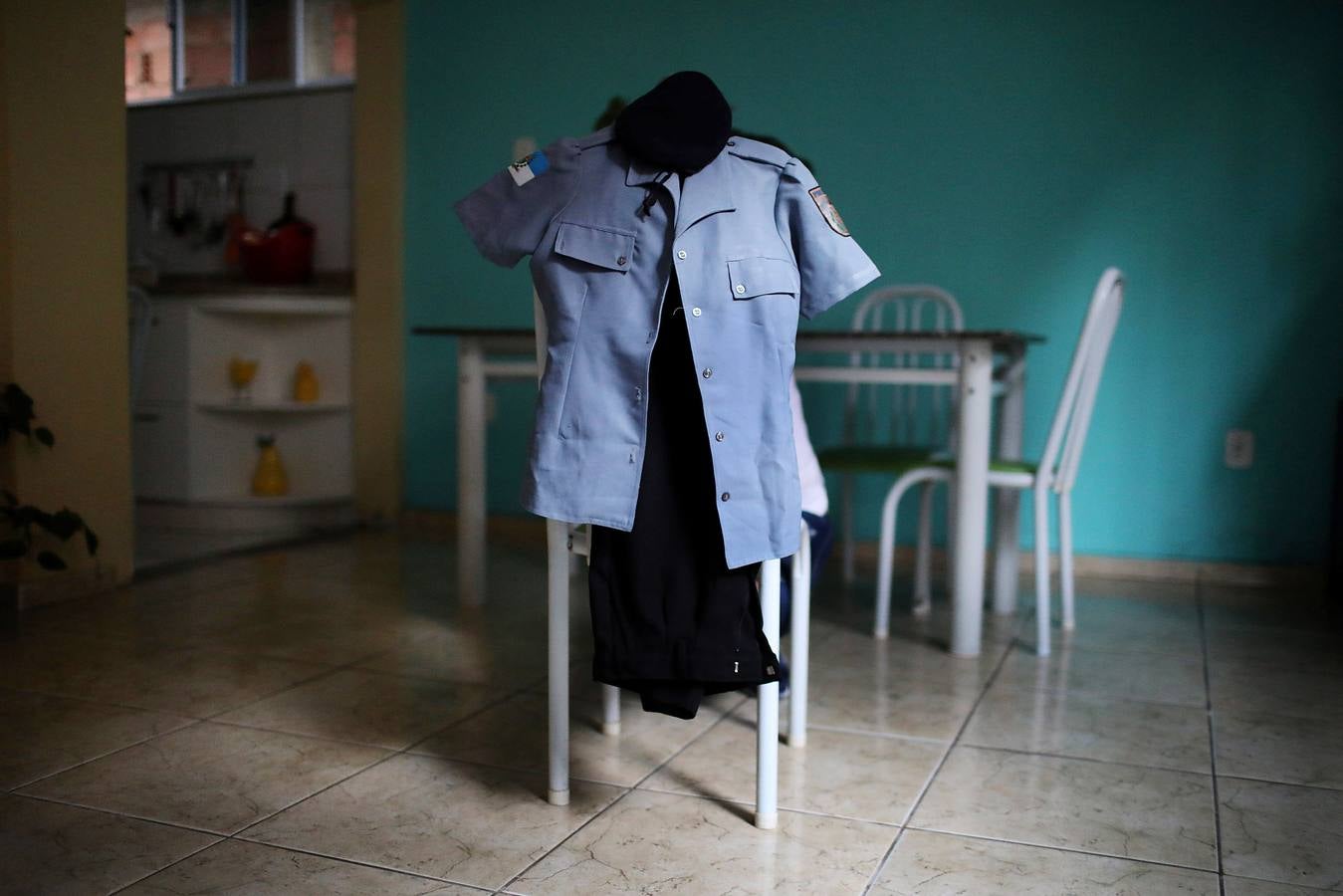 Hace unos pocos meses, Eduarda Lopes, de 13 años (en un tobogán con un móvil en las manos), vio cómo a su madre, Valdilene, la mataba una bala perdida en el barrio de Manguinhos en Río de Janeiro. Una de tantas muertes absurdas fruto de una violencia creciente que atrapa a Brasil en el incesante fuego cruzado entre pandillas y policías. Sólo en el estado de Río se han producido más de 4.500 asesinatos durante los primeros ocho meses de 2018, un 6 % más que en el mismo período de 2017.