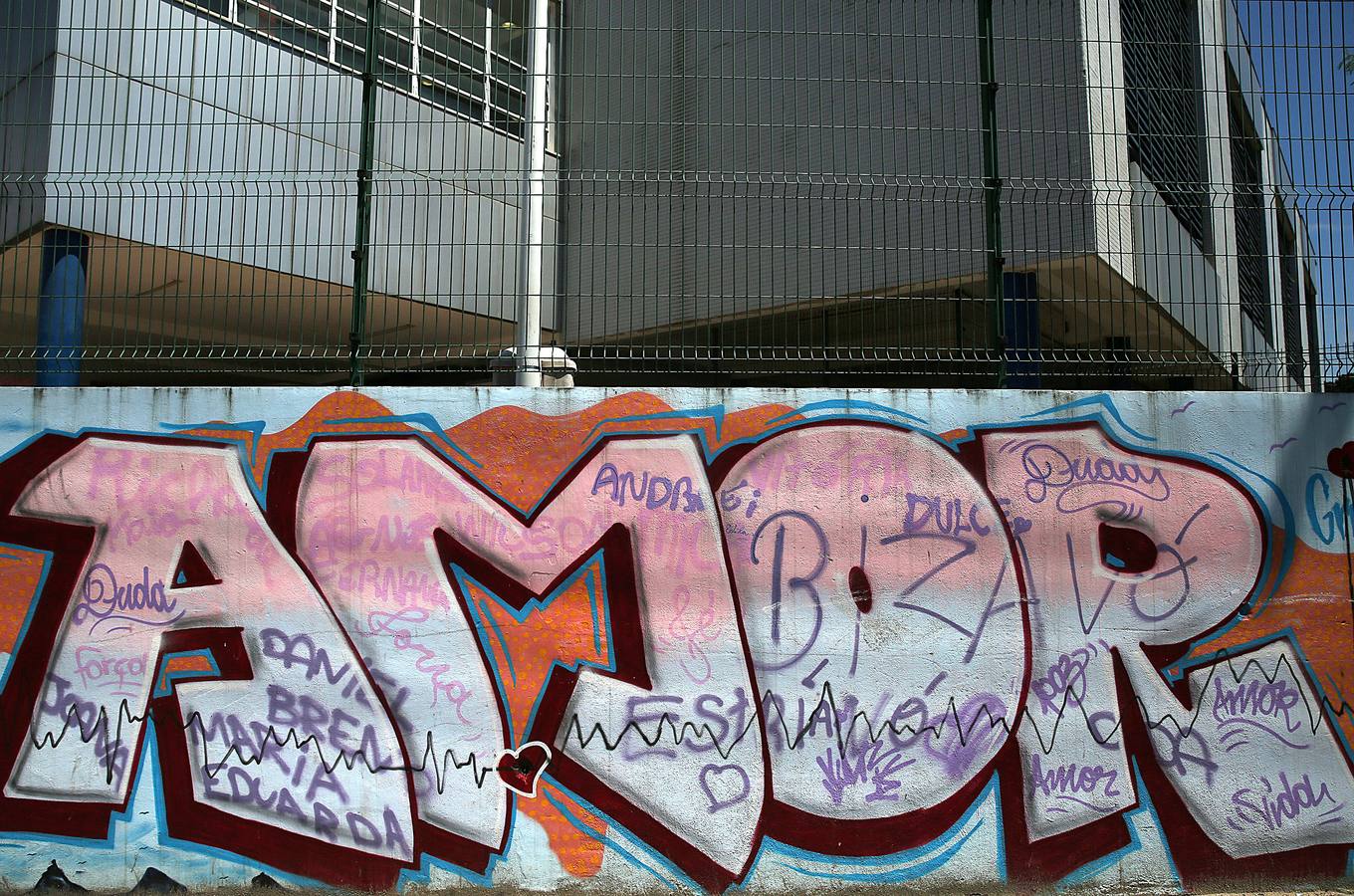 Hace unos pocos meses, Eduarda Lopes, de 13 años (en un tobogán con un móvil en las manos), vio cómo a su madre, Valdilene, la mataba una bala perdida en el barrio de Manguinhos en Río de Janeiro. Una de tantas muertes absurdas fruto de una violencia creciente que atrapa a Brasil en el incesante fuego cruzado entre pandillas y policías. Sólo en el estado de Río se han producido más de 4.500 asesinatos durante los primeros ocho meses de 2018, un 6 % más que en el mismo período de 2017.