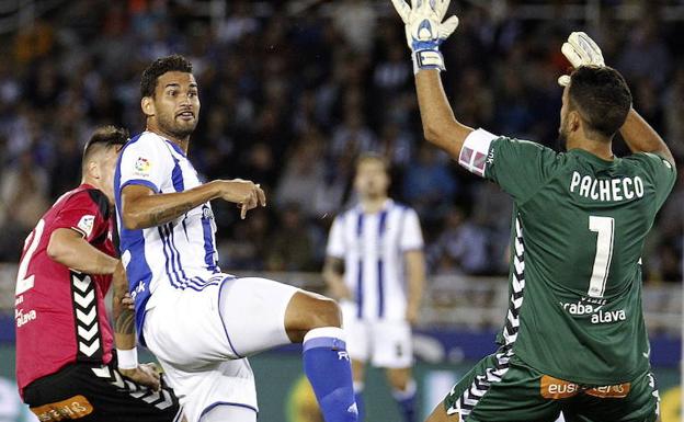 El delantero brasileño de la Real Sociedad Willian José ante la salida de Pacheco. 