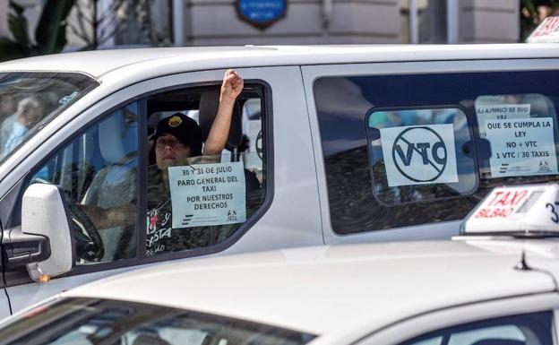 Huelga del taxi en Bilbao por las licencias de VTC. 