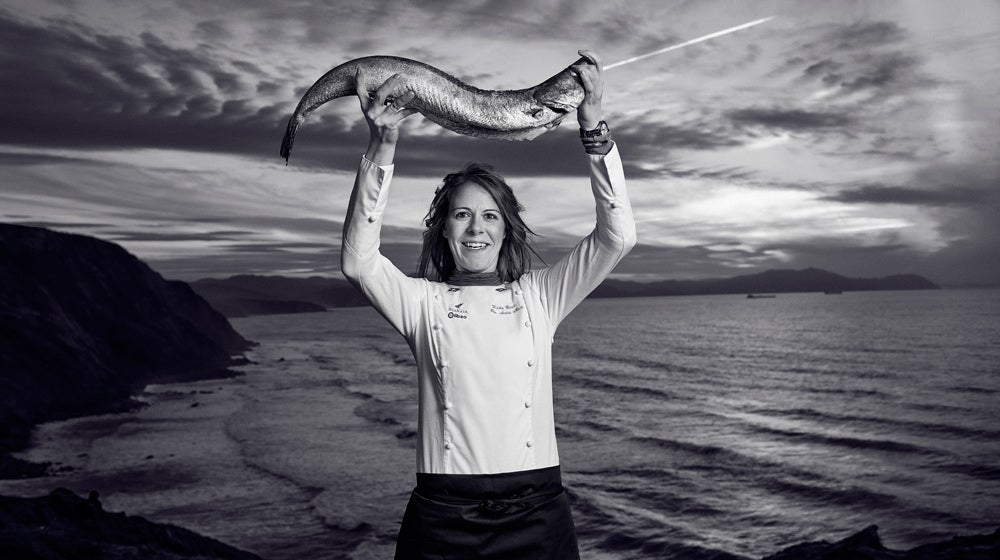 Zuriñe García, cocinera y jefa de cocina del restaurante Andra Mari, un templo del pescado, posa en Barrika.