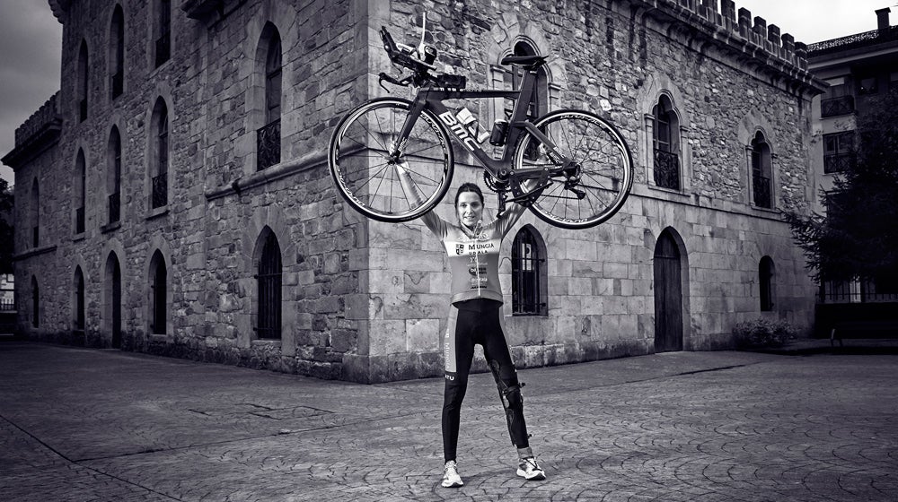 Triatleta nacida en Mungia, deportista paralímpica, Rakel Mateo encarna la superación personal y profesional. Un accidente laboral le provocó una grave discapacidad en una pierna y el deporte fue su 'motor' para seguir adelante.