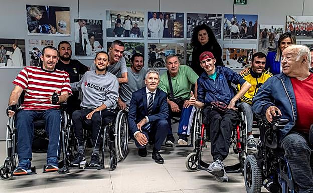 Marlaska, ayer, durante su visita al hospital de parapléjicos de Toledo. :