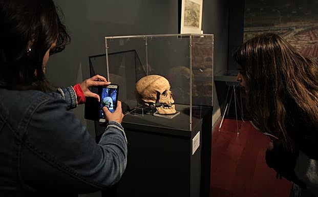 Cráneo de una mujer hallado en el yacimiento. 