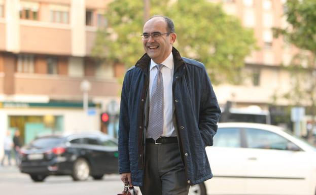 El juez Jaime Tapia a las puertas del Palacio de Justicia de Álava, para el juicio del 'caso de Miguel'. 