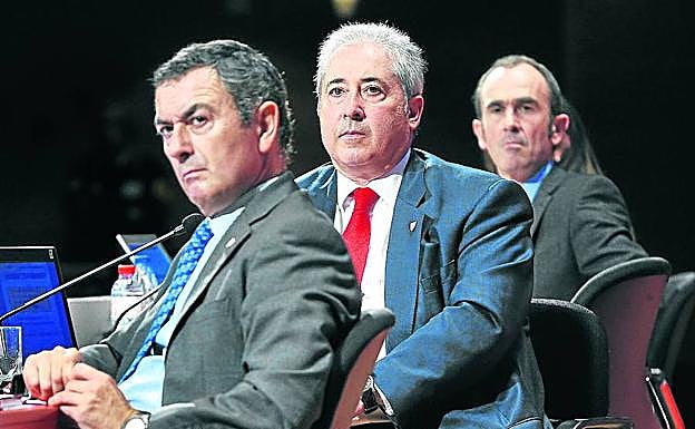 José Ángel Corres, Alberto Uribe-Echevarría y Javier Aldazabal, en una asamblea del Athletic. 