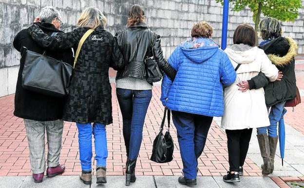 Katy, Simona y María pasean junto a algunas compañeras de terapia.