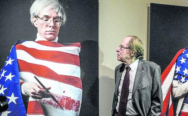 El fotógrafo vitoriano posa con la vista puesta en su retrato de Andy Warhol en el Bellas Artes de Bilbao, que guarda entre sus fondos 109 fotografías suyas.