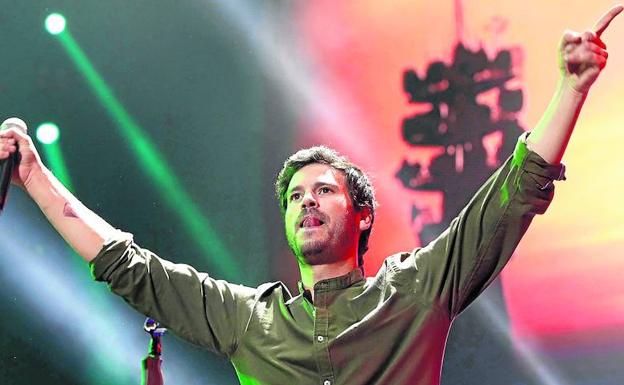 El cantante Willy Bárcenas interactúa con su público durante un concierto de Taburete en Madrid.