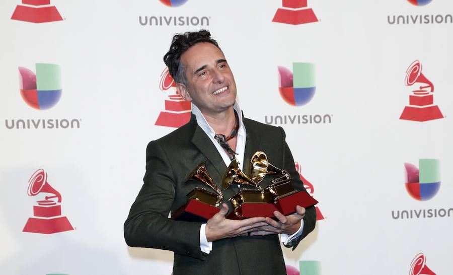 El cantautor uruguayo Jorge Drexler posa con sus premios.