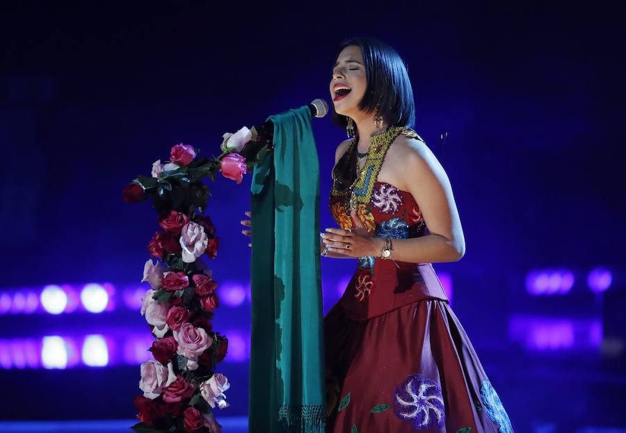 La jovencísima Ángela Aguilar, de quince años, emocionó con su versión de 'La Llorona'.