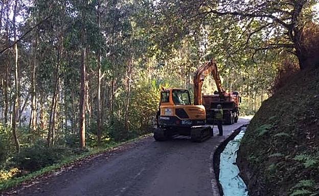 Las máquinas trabajan en la ejecución de las mejoras. 