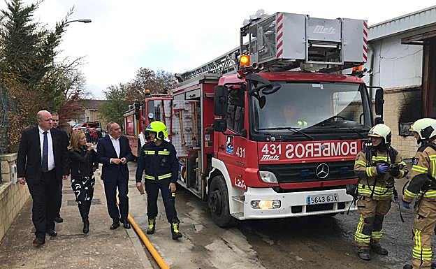 El diputado general durante una visita al lugar del incendio.