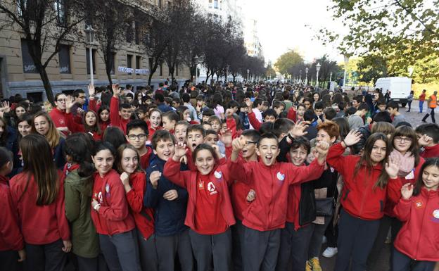 Estudiantes de Begoñazpi ikastola se preparan para gritar en el Parque de Doña Casilda.