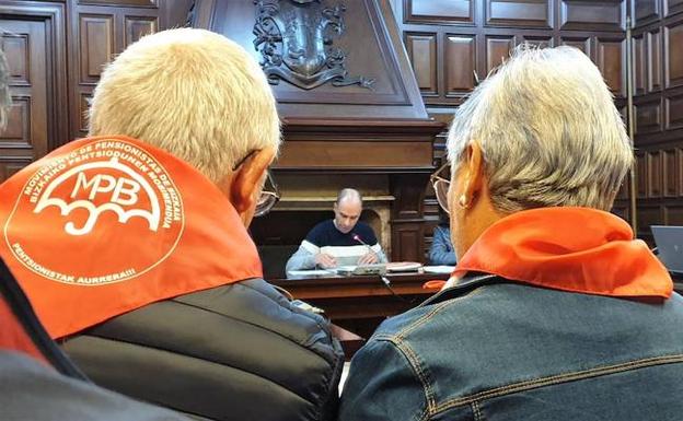 Intervención del alcalde ante un nutrido grupo de pensionistas que acudió al pleno. 