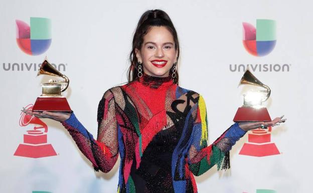 Rosalía posa feliz con sus gramófonos de oro. 