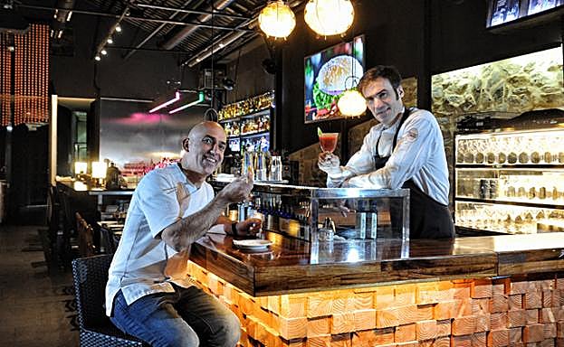 Raúl Fernández y Senén González comparten sus creaciones en la barra del local vitoriano.