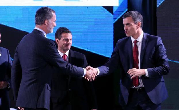 Felipe VI estrecha la mano del presidente Pedro Sánchez (d), frente al presidente de México, Enrique Peña Nieto (c).