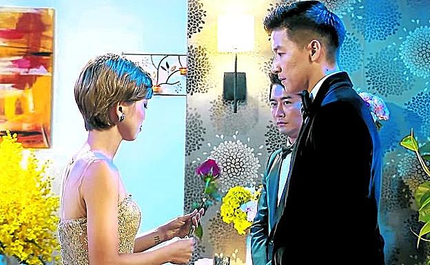 Escena del programa de citas y foto de la pareja en Facebook. 