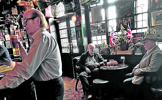 Ligado a la historia. Ningún inglés puede imaginar su vida ni la de sus antepasados, ni siquiera la historia de su país, sin un pub a mano. 