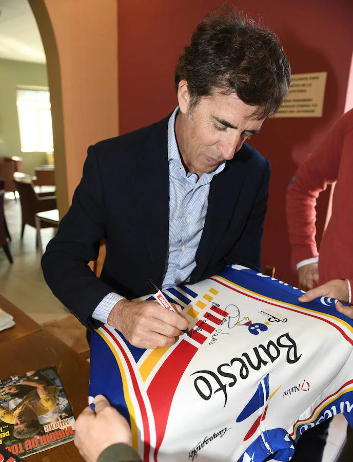 Perico Delgado firmando un autógrafo en un maillot de Banesto.