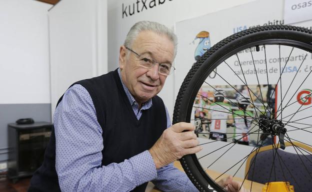 Miguel Madariaga, en la sala del Aula Pedagógica, que cumple su vigésimo aniversario.