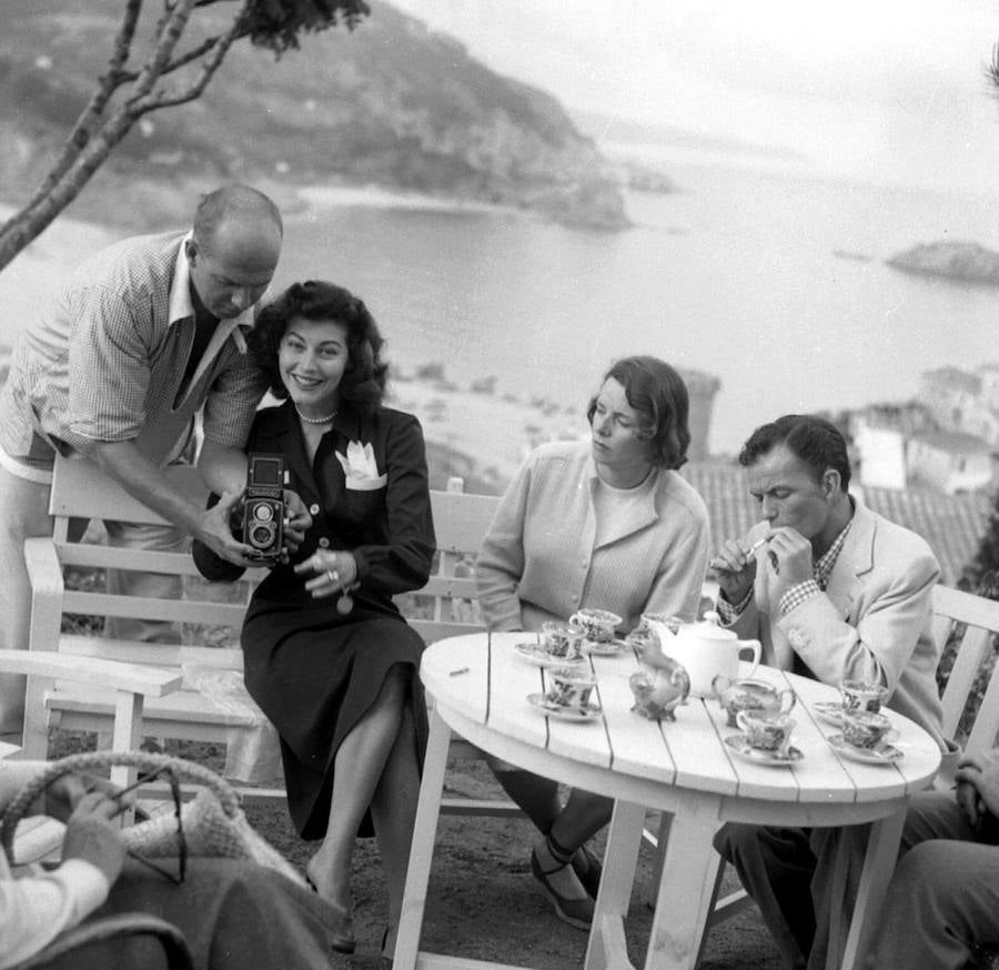 La famosa actriz en Tossa de Mar (Girona), acompañada de su tercer marido Frank Sinatra, donde llegó para rodar la película 'Pandora y el holandés errante' en el año 1950.