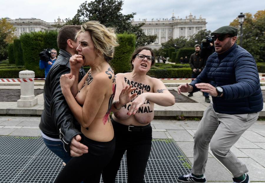 Las mujeres llevaban escrito sobre la piel del pecho el lema «fascismo legal, vergüenza nacional» y han sido increpadas por los participantes en el acto