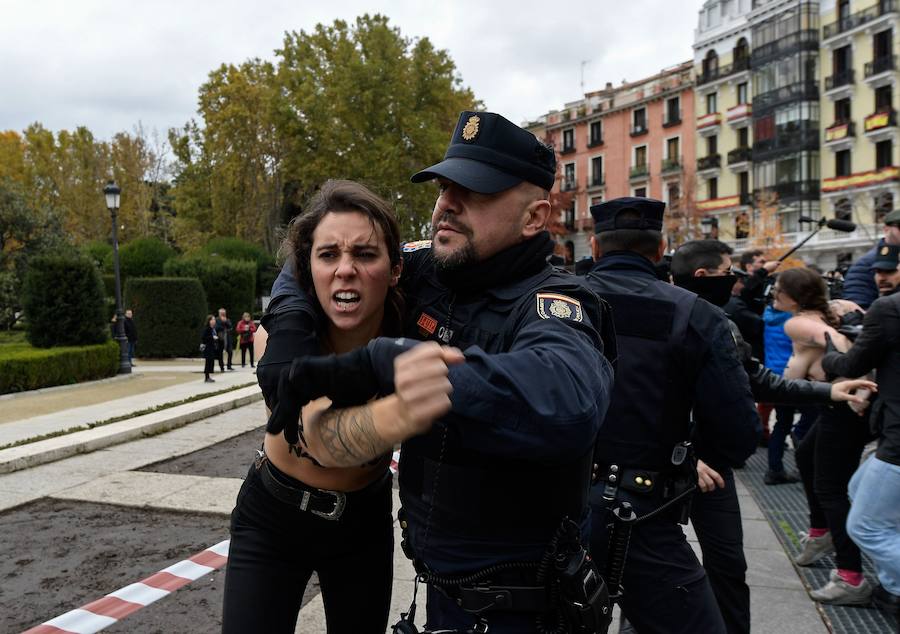 Las mujeres llevaban escrito sobre la piel del pecho el lema «fascismo legal, vergüenza nacional» y han sido increpadas por los participantes en el acto