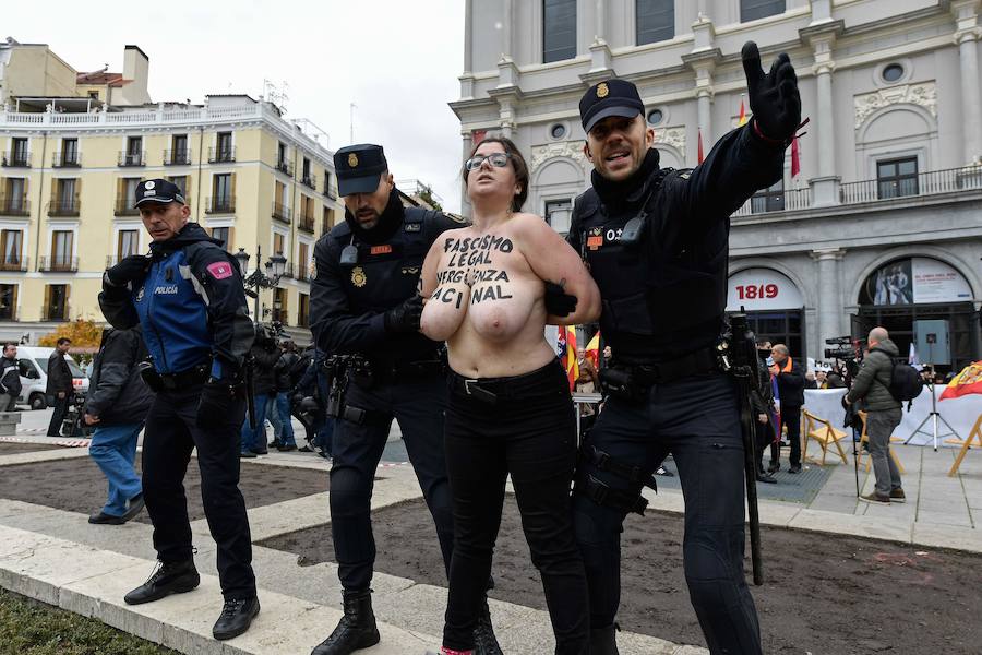 Las mujeres llevaban escrito sobre la piel del pecho el lema «fascismo legal, vergüenza nacional» y han sido increpadas por los participantes en el acto