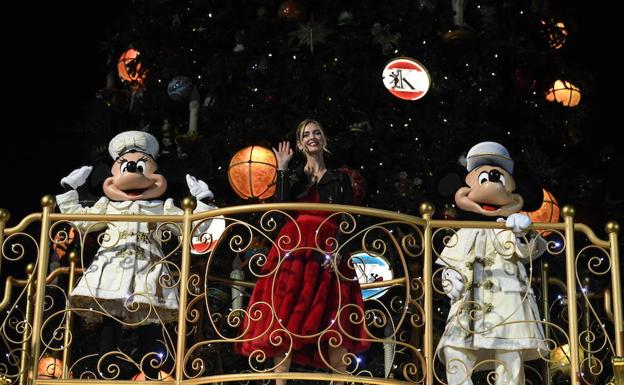 Chiara Ferragni junto a Minnie y Mickey Mouse.