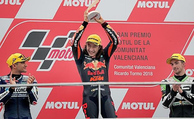 El piloto turco de Moto 3 Can Öncü (c) , en el podio junto al español Jorge Martin (i) y el británico John Mcphee, tercero, en el circuito Ricardo Tormo de Cheste. 