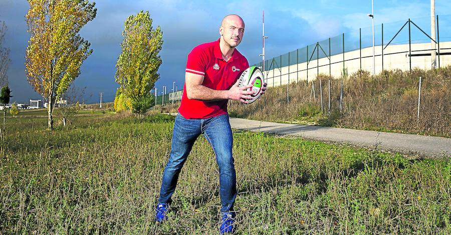 Karlos Igari posa con un balón de rugby ante la cárcel de Pamplona, adonde ha sido trasladado desde Zaballa. 