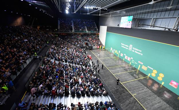 Aspecto del frontón Navarra Arena, con todas las gradas llenas para la final.