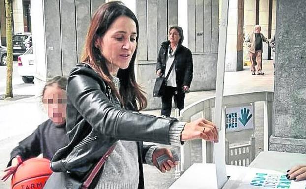 Bakartxo Tejeria deposita su papeleta.