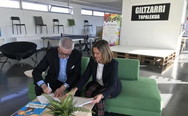 El presidente de Unicef Euskadi, Isidro Elezgarai, firmó el acuerdo con la alcaldesa, Amaia del Campo. 