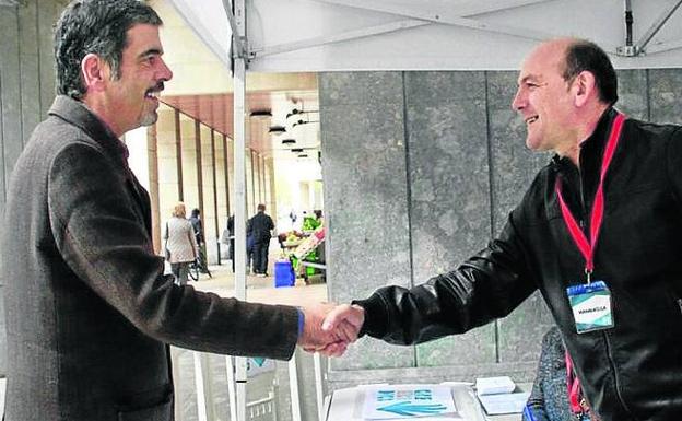 Eneko Goia saluda al diputado jeltzale Joseba Agirretxea, que ejerció de presidente de mesa.
