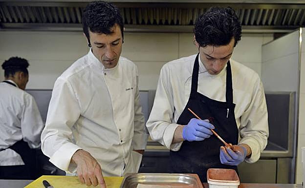 Eneko supervisa una de las preparaciones de su equipo. 