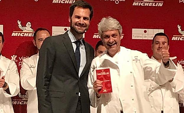 Fernando Canales recoge la distinción para el Atelier Etxanobe.