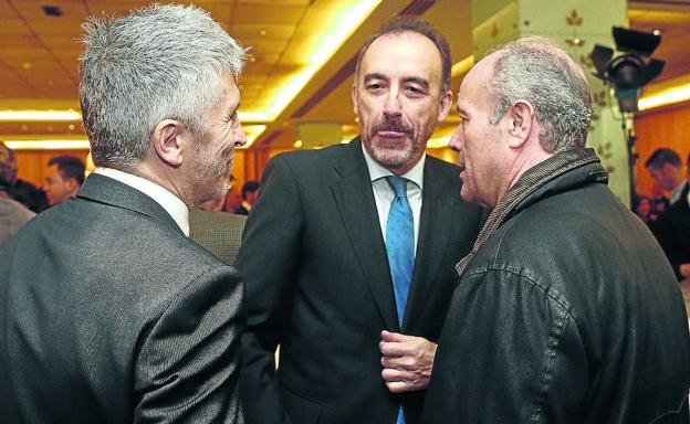 El juez Manuel Marchena, en el centro, conversa con el ministro del Interior, Fernando Grande Marlaska, a la izquierda.