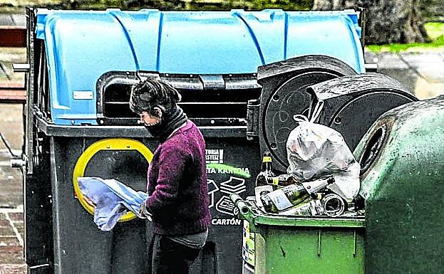 Contenedores a rebosar en el Casco Medieval de Vitoria.