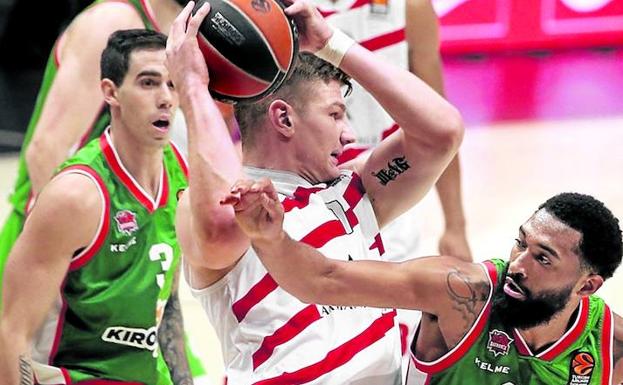 Tornike Shengelia, Luca Vildoza y Darrun Hilliard observan la acción ofensiva de Arturas Gudaitis. 