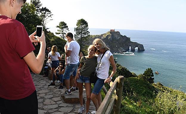 Turistas de San Juan de Gaztelugatxe. 