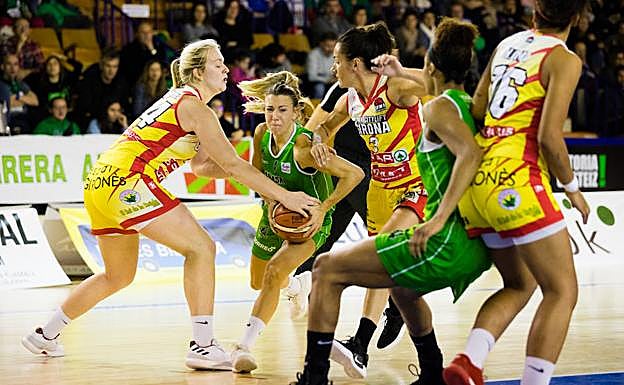 Izaskun García intenta una entrada a canasta ante varias jugadoras del Spar Cityliift Girona