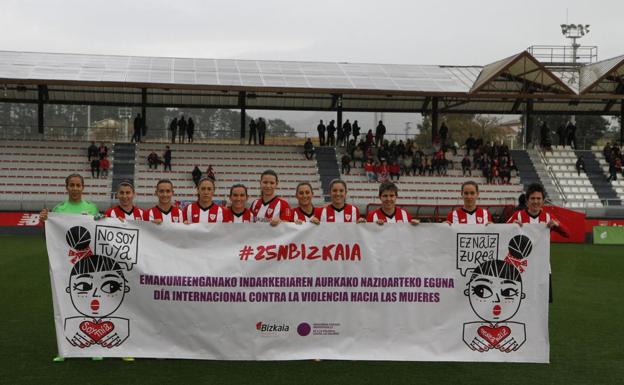 Las jugadoras del Athletic, con la imagen de la campaña.