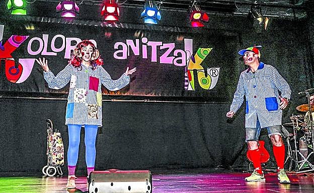Los intérpretes Maite Kareaga y Antton Aranburu, en el preestreno de 'Kolore Anitzak'. 